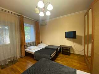 Гостиница Гостевой Дом Татьяна Геленджик Четырехместный номер с собственной ванной комнатой вне номера-2