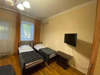 Гостиница Гостевой Дом Татьяна Геленджик Четырехместный номер с собственной ванной комнатой вне номера-3