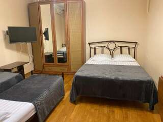 Гостиница Гостевой Дом Татьяна Геленджик Четырехместный номер с собственной ванной комнатой вне номера-4